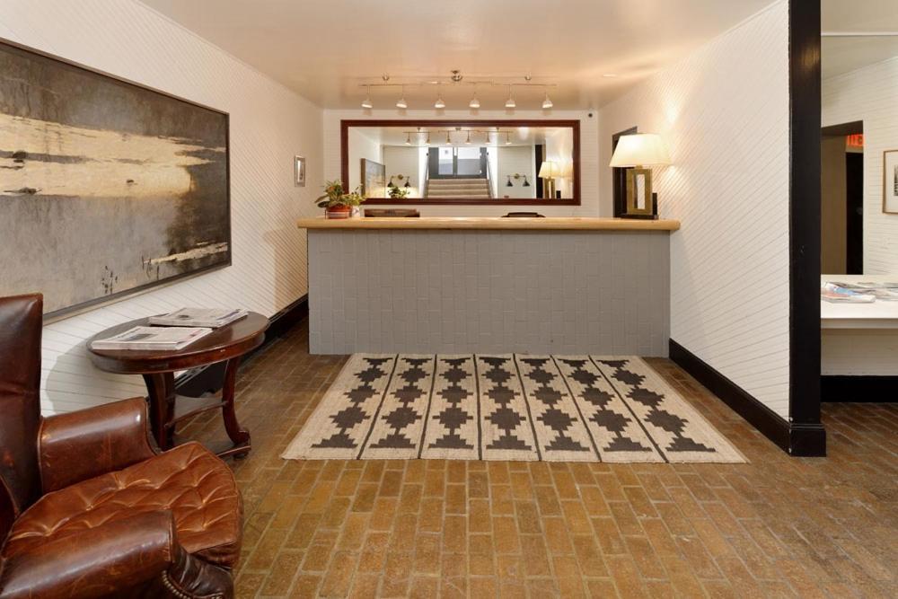 Independence Square 213, Spacious Hotel Room With 2 Queen Beds, Wet Bar, And Sitting Area Aspen Ngoại thất bức ảnh